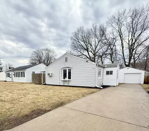 3814 10th Avenue Ct, Moline, IL 61265