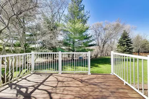 Exterior - 985 Oak Ridge Blvd, Elgin, IL 60120 photo 2 of 8