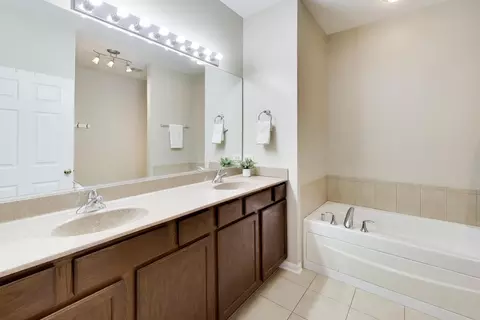 Bath - 985 Oak Ridge Blvd, Elgin, IL 60120 photo 1 of 3