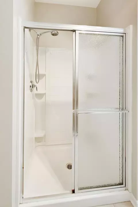 Bath - 985 Oak Ridge Blvd, Elgin, IL 60120 photo 2 of 3