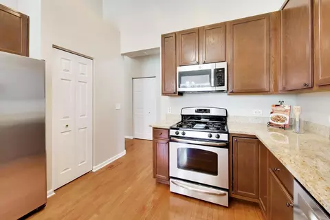 Kitchen - 985 Oak Ridge Blvd, Elgin, IL 60120 photo 1 of 3