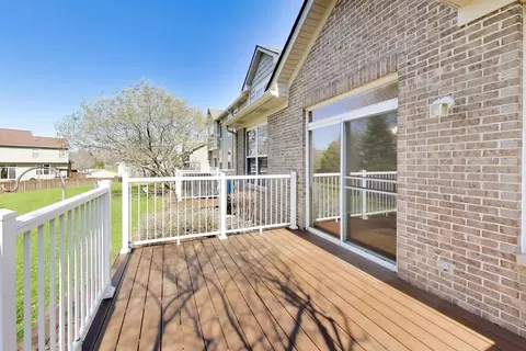 Exterior - 985 Oak Ridge Blvd, Elgin, IL 60120 photo 3 of 8