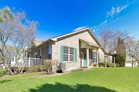 Exterior - 985 Oak Ridge Blvd, Elgin, IL 60120 photo 6 of 8