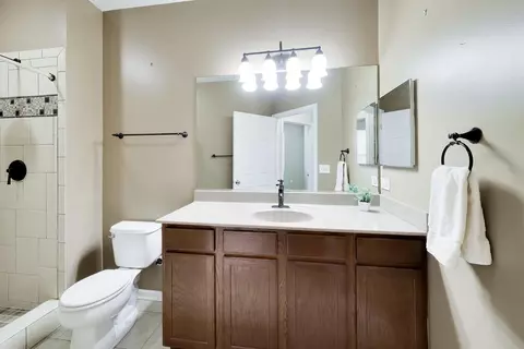 Bath - 985 Oak Ridge Blvd, Elgin, IL 60120 photo 3 of 3