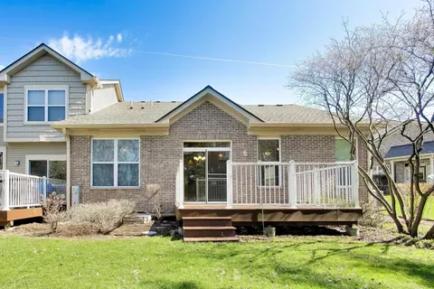 Exterior - 985 Oak Ridge Blvd, Elgin, IL 60120 photo 5 of 8