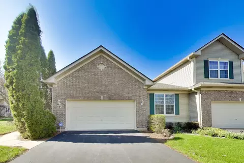 Exterior - 985 Oak Ridge Blvd, Elgin, IL 60120 photo 1 of 8