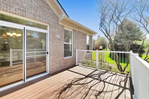 Exterior - 985 Oak Ridge Blvd, Elgin, IL 60120 photo 4 of 8