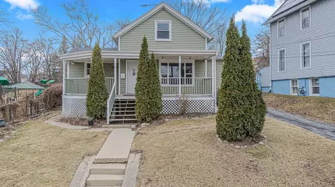 643 Wing St, Elgin, IL 60123