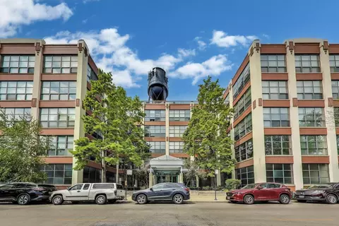 1800 W Roscoe St #206, Chicago, IL 60657