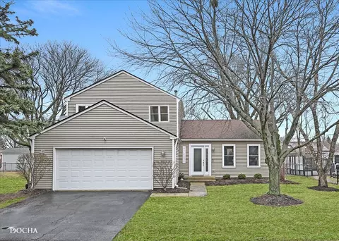 890 Fieldside Ln, Aurora, IL 60504