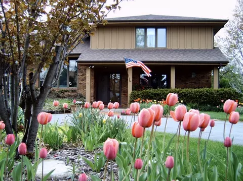 1610 Old Oak Pl, Darien, IL 60561