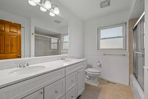 Bath - 2408 Barkdoll Rd, Naperville, IL 60565 photo 3 of 4
