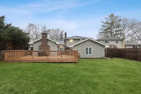 Exterior - 195 E Oak Glen Dr, Bartlett, IL 60103 photo 3 of 3