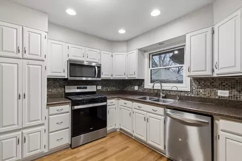 Kitchen - 195 E Oak Glen Dr, Bartlett, IL 60103 photo 2 of 3