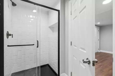 Bath - 195 E Oak Glen Dr, Bartlett, IL 60103 photo 3 of 3