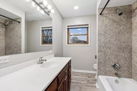 Bath - 195 E Oak Glen Dr, Bartlett, IL 60103 photo 2 of 3