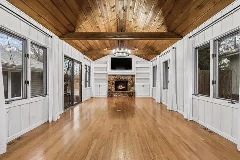 Living - 195 E Oak Glen Dr, Bartlett, IL 60103 photo 3 of 7