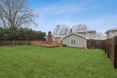 Exterior - 195 E Oak Glen Dr, Bartlett, IL 60103 photo 2 of 3