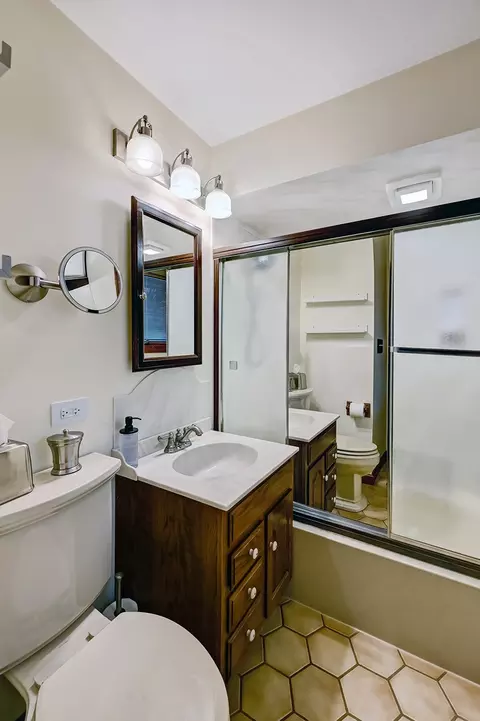 Bath - 571 Dara James Rd, Des Plaines, IL 60016 photo 1 of 1
