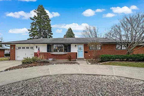 571 Dara James Rd, Des Plaines, IL 60016