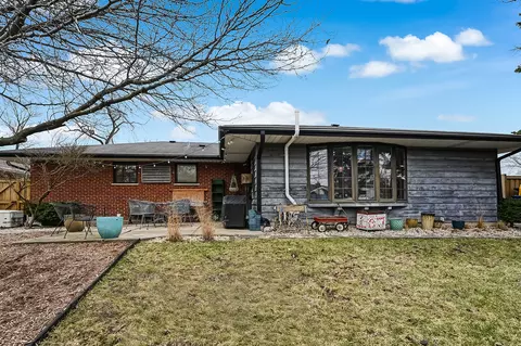 Exterior - 571 Dara James Rd, Des Plaines, IL 60016 photo 2 of 3