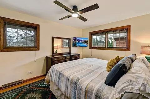 Bedroom - 571 Dara James Rd, Des Plaines, IL 60016 photo 1 of 3