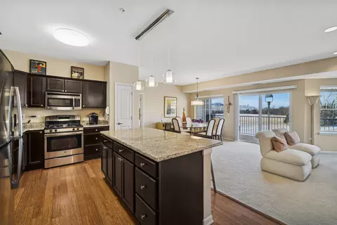 2220 Founders Dr #107, Northbrook, IL 60062