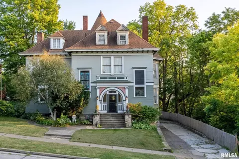 817 W 7th St, Davenport, IA 52802