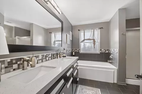 Bath - 13752 Capista Dr, Plainfield, IL 60544 photo 2 of 5