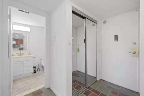 Entry Way - 100 Deborah Ln #B26, Wheeling, IL 60090 photo 1 of 1