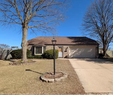 27 Winrock Rd, Montgomery, IL 60538