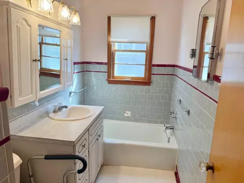 Bath - 719 12th St, Peru, IL 61354 photo 1 of 4