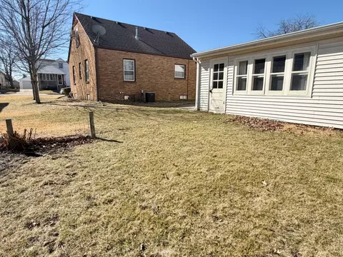 Exterior - 719 12th St, Peru, IL 61354 photo 3 of 3