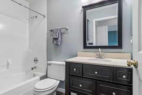 Bath - 2100 Hammel Ave, Aurora, IL 60504 photo 3 of 3