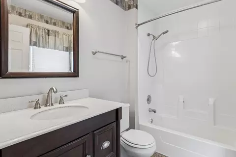 Bath - 2100 Hammel Ave, Aurora, IL 60504 photo 2 of 3