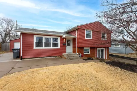 1446 Lakewood Dr, Bettendorf, IA 52722