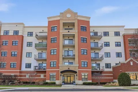 14 S Prospect St #402, Roselle, IL 60172