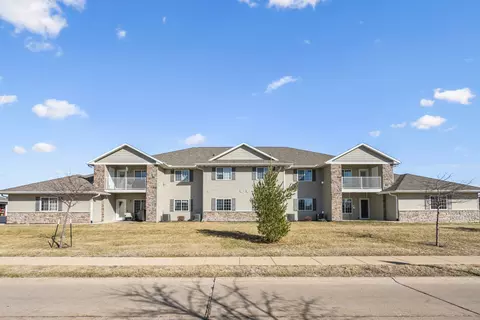 Exterior - 420 E Franklin St #101, Eldridge, IA 52748 photo 2 of 4
