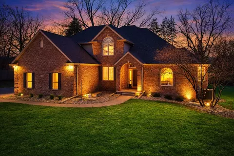 1390 Old Freeport Pl, Bettendorf, IA 52722