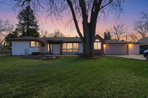 25171 N Virginia Ave, Lake Zurich, IL 60047