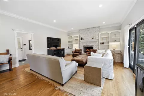 Living - 121 Brighton Dr, Wheaton, IL 60189 photo 4 of 5
