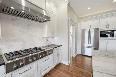 Kitchen - 121 Brighton Dr, Wheaton, IL 60189 photo 5 of 5
