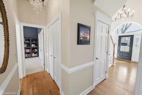 Entry Way - 121 Brighton Dr, Wheaton, IL 60189 photo 2 of 4