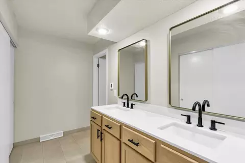 Bath - 27 Fields E #0, Champaign, IL 61822 photo 2 of 4