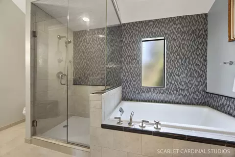 Bath - 320 Oakwood Ct, Wheaton, IL 60189 photo 3 of 6