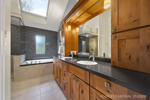 Bath - 320 Oakwood Ct, Wheaton, IL 60189 photo 2 of 6