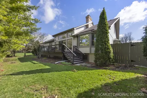 Exterior - 320 Oakwood Ct, Wheaton, IL 60189 photo 4 of 5