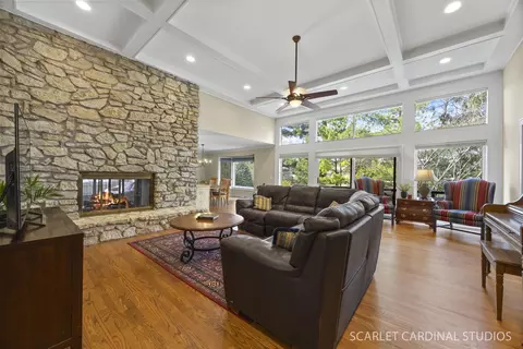 Living - 320 Oakwood Ct, Wheaton, IL 60189 photo 1 of 2