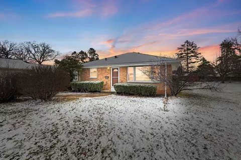 19 N East Ave, South Elgin, IL 60177