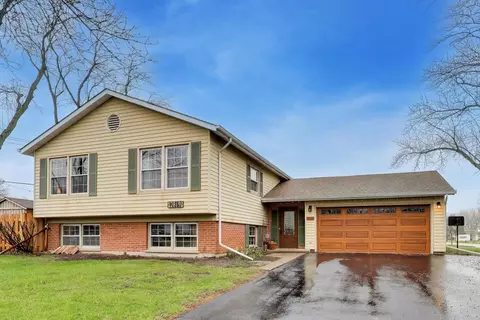 2819 N Kennicott Ave, Arlington Heights, IL 60004